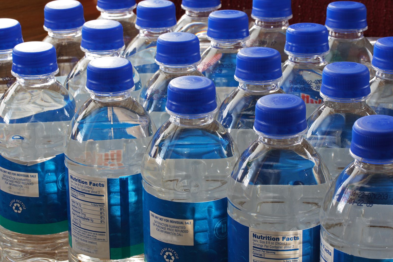 Питьевая вода применяется. Питьевая вода в бутылках. Бутылка для воды. Бутылка для дистиллированной воды. Хранение Минеральных вод в аптеке.