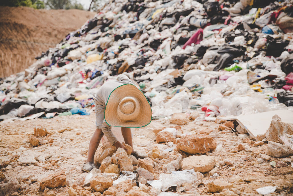 Poor children collect garbage for sale,, the concept of pollutio